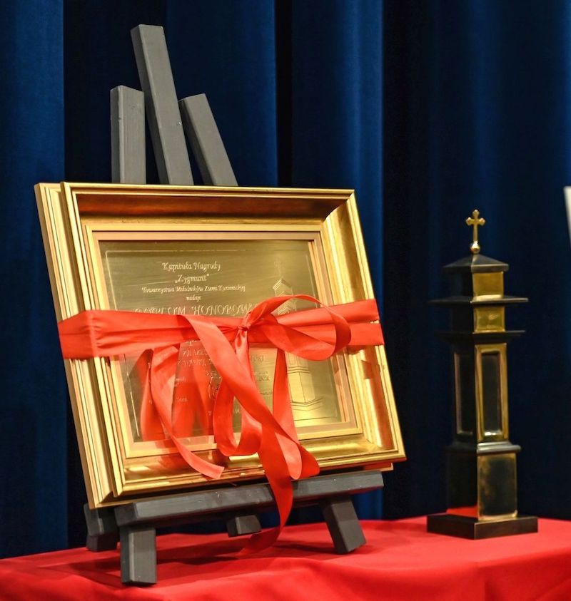 1 statuetka Zygmunt i Dyplom honorowy